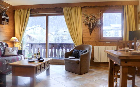 Le Krystor: Tavolo, Mobilia, Proprietà, Finestra, Divano, Tenda, Costruzione, Comfort, Legna, Interior Design