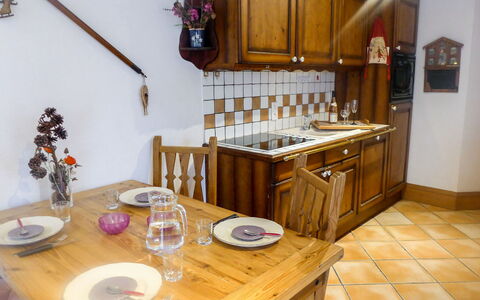 Le Krystor: Mobilia, Tavolo, Cabinetry, Proprietà, Tavola, Legna, Controsoffitto, Interior Design, Dishware, Cucina