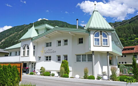 Ried im Oberinntal 187: Nube, Cielo, Pianta, Proprietà, Finestra, Costruzione, Albero, Montagna, Casa, Zona Residenziale