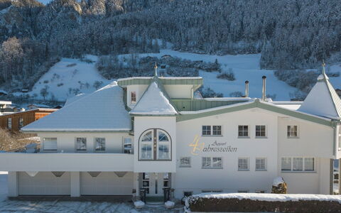 Ried im Oberinntal 187: Costruzione, Cielo, Giorno, Proprietà, Neve, Montagna, Finestra, Bianca, Casa, Albero