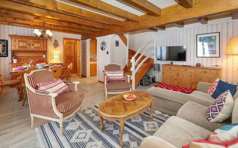 Cheechako: Mobilia, Interior Design, Divano, Pavimentazione, Legna, Soffitto, Pavimento, Camera, Soggiorno, Tavolo