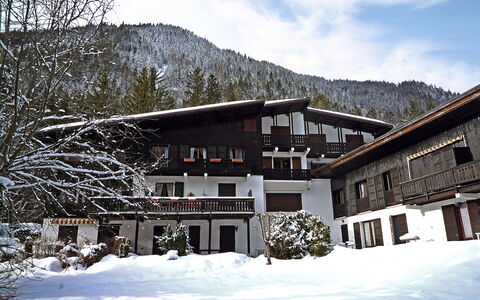 Les Charmoz: Nube, Cielo, Pianta, Costruzione, Neve, Proprietà, Montagna, Finestra, Albero, Casa