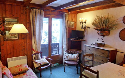 Les Charmoz: Mobilia, Cornice, Proprietà, Legna, Comfort, Pianta Della Casa, Televisione, Interior Design, Pianta, Lampada