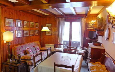 Les Charmoz: Cornice, Tavolo, Mobilia, Proprietà, Lampada, Interior Design, Legna, Illuminazione, Sedia, Soggiorno