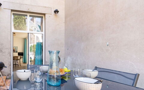 Saint Malo 435: Proprietà, Costruzione, Tavola, Azzurro, Viola, Bicchieri, Finestra, Interior Design, Tavolo, Architettura