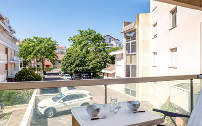 Joséphine 332.1: Tavolo, Giorno, Mobilia, Proprietà, Costruzione, Cielo, Pianta, Finestra, Sedia, Auto