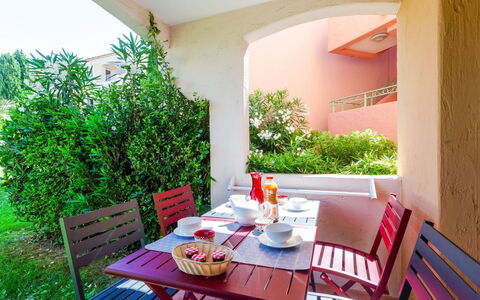 Domaine Varazur: Tavolo, Mobilia, Proprietà, Pianta, Sedia, Tavola, Mobili Da Esterno, Pianta Della Casa, Interior Design, Finestra