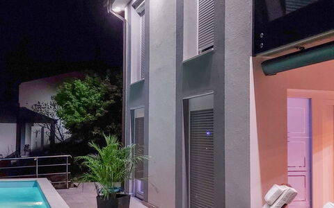 Emili & Elias: Acqua, Cielo, Nube, Proprietà, Mobilia, Costruzione, Pianta, Azzurro, Piscina, Mobili Da Esterno
