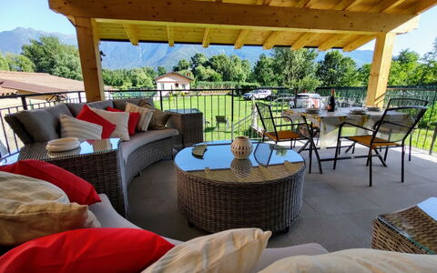 Mera: Proprietà, Mobilia, Sedia, Legna, Shade, Mobili Da Esterno, Tavolo, Interior Design, Pianta, Architettura