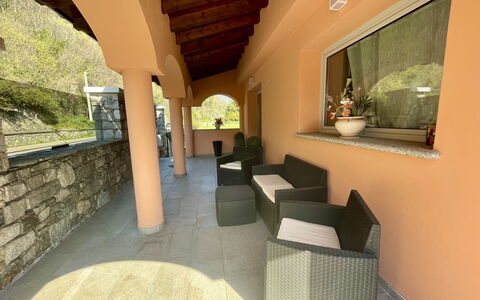 Mera: Cornice, Proprietà, Mobilia, Tavolo, Divano, Comfort, Interior Design, Legna, Illuminazione, Pavimento