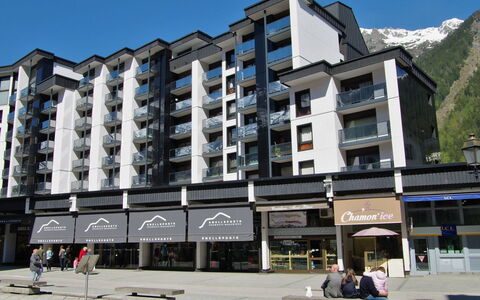 L'Outa: Cielo, Costruzione, Proprietà, Finestra, Urban Design, Condominio, Montagna, Palazzone, Città, Zona Residenziale