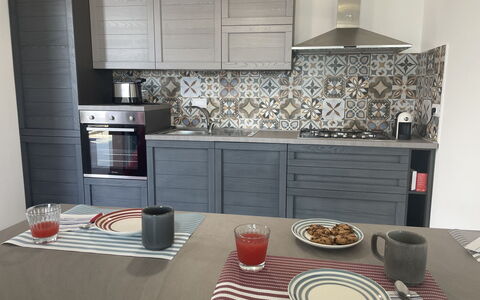 Casa Vacanze la Faiola: Tavola, Cabinetry, Controsoffitto, Proprietà, Mobilia, Cucina, Elettrodomestico Da Cucina, Tavolo, Cucina Stufa, Dishware