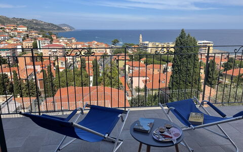Casa Vacanze la Faiola: Cielo, Nube, Costruzione, Proprietà, Mobilia, Tavolo, Luce, Natura, Azzurro, Mobili Da Esterno