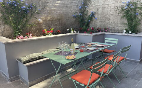 Casa Vacanze la Faiola: Tavolo, Pianta, Proprietà, Mobilia, Fiore, Tavolo Esterno, Mobili Da Esterno, Rettangolo, Interior Design, Architettura