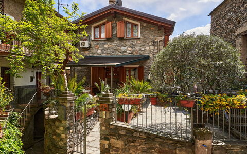Lady: Tavolo, Cielo, Mobilia, Tavola, Costruzione, Interior Design, Mobili Da Esterno, Portico, Shade, Sedia