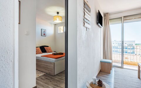 Babel: Mobilia, Costruzione, Comfort, Tavolo, Legna, Architettura, Telaio Del Letto, Interior Design, Pavimentazione, Pavimento