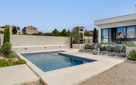 Inizio: Acqua, Pianta, Cielo, Piscina, Costruzione, Shade, Tempo Libero, Rettangolo, Erba, Zona Residenziale