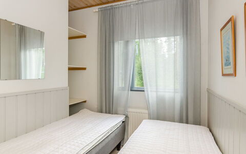 Loma-Koli 6: Legna, Letto, Interior Design, Pavimento, Camera Da Letto, Pavimentazione, Mobilia, Bedding, Illuminazione, Camera