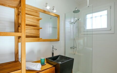 Douchamïa: Interior Design, Parete, Pavimentazione, Legna, Idraulico Fixture, Pavimento, Mobiletto Del Bagno, Soffitto, Bagno, Illuminazione