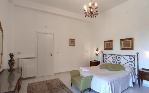 Tre Donne: Mobilia, Proprietà, Comfort, Legna, Illuminazione, Interior Design, Porta, Architettura, Pavimento, Tavolo