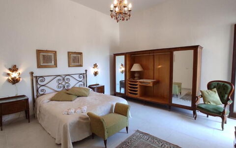 Tre Donne: Mobilia, Proprietà, Costruzione, Comfort, Legna, Illuminazione, Interior Design, Cornice, Casa, Architettura