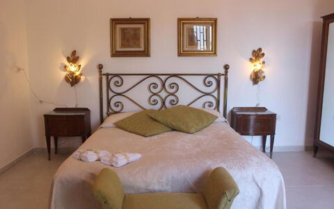 Tre Donne: Mobilia, Cornice, Proprietà, Comfort, Legna, Costruzione, Interior Design, Letto, Arancia