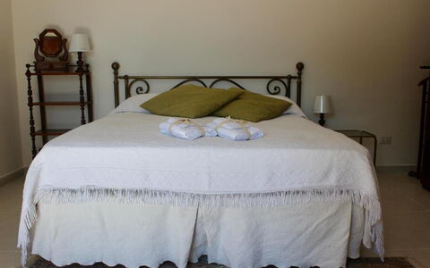 Tre Donne: Mobilia, Tessile, Pavimento, Legna, Rettangolo, Letto, Biancheria, Bed Gonna, Latifoglie