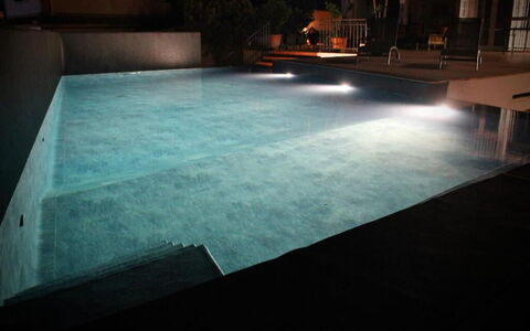 Tre Donne: Acqua, Piscina, Rettangolo, Legna, Manto Stradale, Pavimentazione, Materiale Composito, Tinte E Ombre, Erba, Costruzione