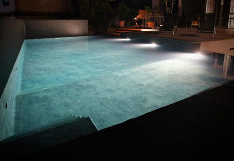 Tre Donne: Acqua, Piscina, Rettangolo, Legna, Manto Stradale, Pavimentazione, Materiale Composito, Tinte E Ombre, Erba, Costruzione