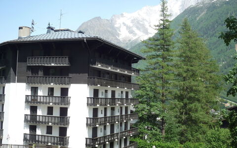 Les Aiguilles du Brévent: Cielo, Montagna, Costruzione, Pianta, Finestra, Albero, Biome, Urban Design, Paesaggio, Paesaggio Naturale