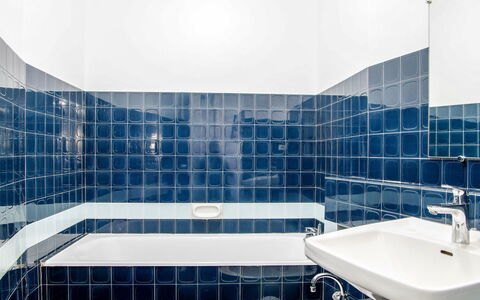 Les Aiguilles du Brévent: Rubinetto, Specchio, Proprietà, Idraulico Fixture, Lavello, Costruzione, Lavandino Del Bagno, Azzurro, Bagno, Interior Design