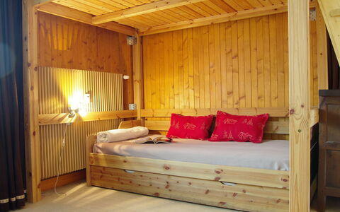 Les Aiguilles du Brévent: Proprietà, Mobilia, Comfort, Telaio Del Letto, Legna, Interior Design, Costruzione, Pavimento, Pavimentazione, Letto