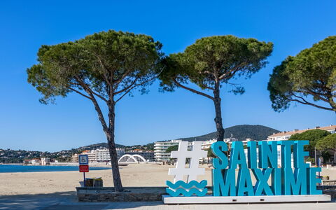 Sainte Maxime 225: Cielo, Albero, Azzurro, Shade, Arecales, Acqua, Tronco, Tempo Libero, Mattina, Paesaggio