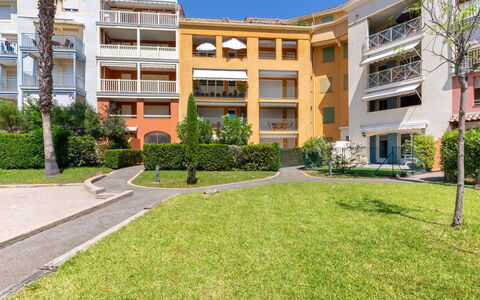 Sainte Maxime 225: Acqua, Cielo, Pianta, Costruzione, Azzurro, Paesaggio Naturale, Albero, Corpo D'Acqua, Spiaggia, Terreno