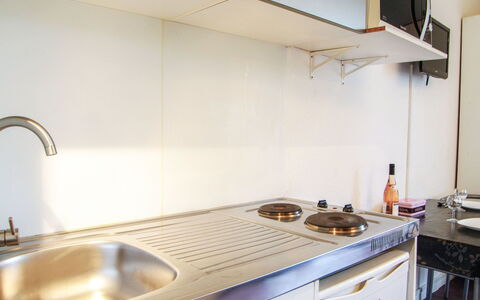 Chamonix 380: Lavandino Della Cucina, Cabinetry, Lavello, Costruzione, Cucina, Legna, Rubinetto, Cucina Stufa, Elettrodomestico Da Cucina, Controsoffitto
