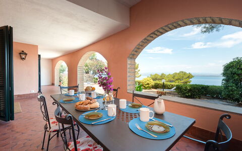 Sole: Tavolo, Mobilia, Proprietà, Pianta, Sedia, Azzurro, Nube, Tavola, Interior Design, Illuminazione