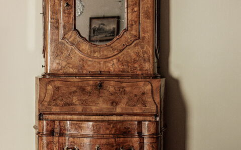 Dimora Fiorentina: Specchio, Cabinetry, Mobilia, Proprietà, Viola, Tessile, Legna, Cassettiera, Interior Design, Cassetto