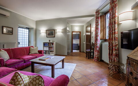 Dimora Fiorentina: Mobilia, Cornice, Tavolo, Costruzione, Legna, Architettura, Divano, Interior Design, Pavimento, Sala