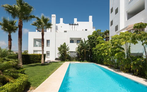 Cortesin: Cielo, Pianta, Costruzione, Giorno, Proprietà, Acqua, Azzurro, Blu, Albero, Architettura
