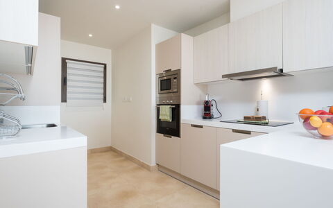 Cortesin: Cabinetry, Proprietà, Interior Design, Legna, Illuminazione, Arancia, Controsoffitto, Pavimentazione, Pavimento, Parete