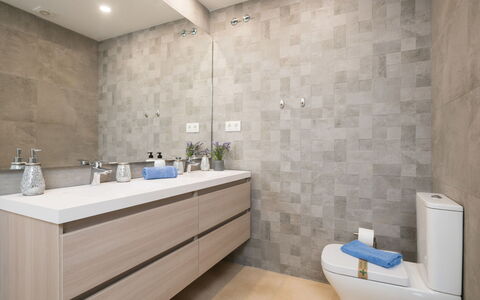 Cortesin: Specchio, Idraulico Fixture, Rubinetto, Proprietà, Mobiletto Del Bagno, Lavello, Costruzione, Lavandino Del Bagno, Bagno, Cabinetry