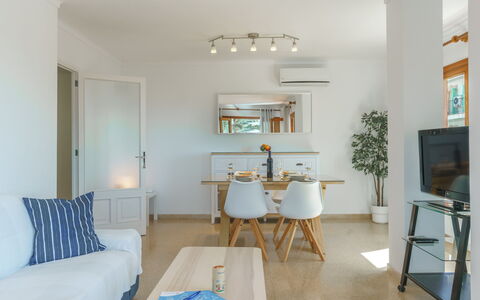Can Llorenc Sea Views: Tavolo, Cornice, Mobilia, Proprietà, Legna, Interior Design, Illuminazione, Pianta, Cabinetry, Pavimento