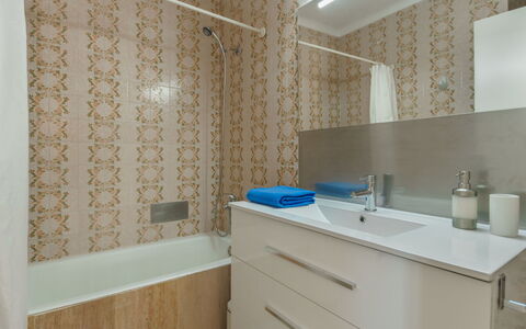 Can Llorenc Sea Views: Specchio, Idraulico Fixture, Rubinetto, Mobiletto Del Bagno, Proprietà, Lavello, Cabinetry, Lavandino Del Bagno, Costruzione, Bagno