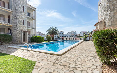 Flamicell: Cielo, Acqua, Pianta, Nube, Proprietà, Costruzione, Piscina, Azzurro, Finestra, Erba