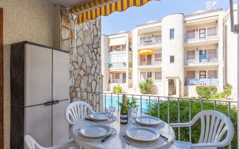 Flamicell: Tavolo, Mobilia, Proprietà, Costruzione, Pianta, Bianca, Finestra, Sedia, Azzurro, Interior Design