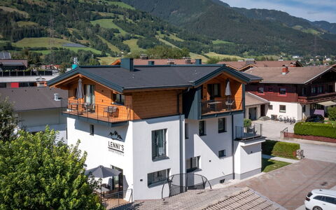 Bruck 420: Costruzione, Cielo, Proprietà, Finestra, Nube, Montagna, Casa, Albero, Veicolo, Pianta
