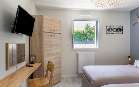 Palet Breton: Mobilia, Costruzione, Proprietà, Comfort, Azzurro, Legna, Pianta, Cabinetry, Finestra, Tessile