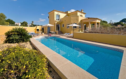 Villa Acuario: Cielo, Pianta, Acqua, Costruzione, Piscina, Azzurro, Fiore, Albero, Shade, Nube