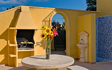 Villa Acuario: Cielo, Pianta, Fiore, Proprietà, Nube, Costruzione, Blu, Illuminazione, Interior Design, Shade