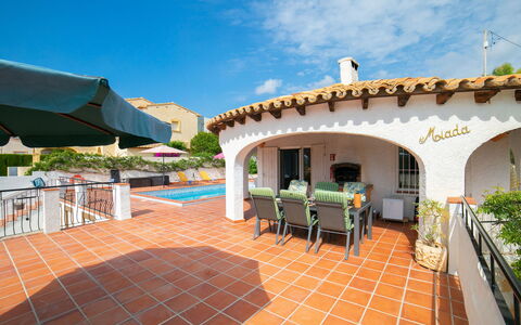 Villa Panorama: Nube, Cielo, Pianta, Proprietà, Costruzione, Mobili Da Esterno, Shade, Sedia, Tempo Libero, Piscina